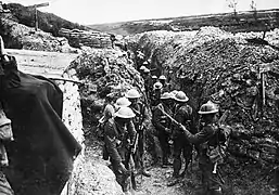 Photo en noir et blanc représentant une tranchée de la première guerre mondiale.