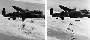 Avro Lancaster B I NG128 larguant des bombes incendiaires de 2 kg (gauche), suivies des bombes incendiaires de 15 kg et un Blockbuster de 2 tonnes (droite) sur Duisbourg le 15 octobre 1944.