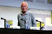 Lance Henriksen et une partie de la l'équipe du film Aliens, au San Diego Comic Con International de 2016 pour célébrer les trente ans du film.De gauche à droite :Bill Paxton, James Cameron, Gale Anne Hurd, Sigourney Weaver, Paul Reiser, Carrie Henn, Michael Biehn et Lance Henriksen.