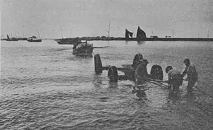 Saint-Guénolé-Penmarch : le lancement du canot de sauvetage Maman Poydenot en 1911.