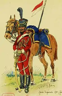 Un soldat de l'armée de Napoléon, vêtu de rouge et tenant son sabre devant lui, avec son cheval derrière lui.