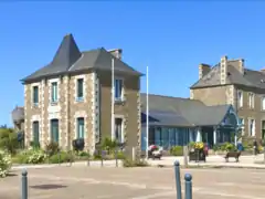 Vue sud-ouest de la mairie de Lancieux.