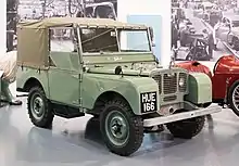 Une automobile (tout-terrain) dans un musée.