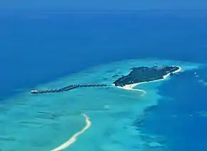 Vue de Landaa Giraavaru, une île-hôtel avec les installations hôtelières du Four Seasons.