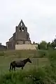 L'église vue des champs (août 2011).