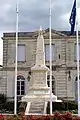 Le monument aux morts face à la mairie.