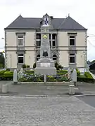 Le monument aux morts devant la mairie.