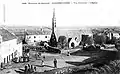 L'église paroissiale de Landrévarzec et la place du bourg vers 1925 (carte postale Villard).