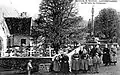 Le cimetière autour de l'église paroissiale Saint-Guénolé et le calvaire vers 1920 (carte postale Villard).