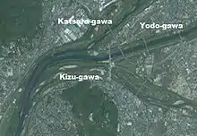 Vue aérienne du point de confluence de la rivière Kizu et du fleuve Yodo, à Kyotō.