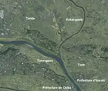 Vue aérienne en couleur du point de confluence de deux cours d'eau.