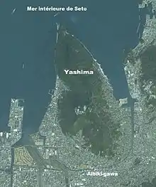 Vue aérienne en couleur du quartier d'Yashima à Takamatsu (préfecture de Kagawa), avec, en haut et en bleu, la mer intérieure de Seto.