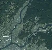 Vue aérienne en couleur d'un fleuve rejoint par l'un de ses affluents.