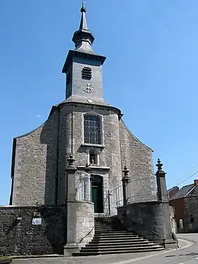 L'église Saint-Lambert et le mur de clôture de l'ancien cimetière qui l'entoure