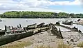 Le cimetière de bateaux de Kerhervy sur la rive droite du Blavet ; à l'arrière-plan la pointe de Tal ar Mor en Kervignac.