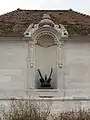 Un lavoir, sa fontaine à l'extérieur.