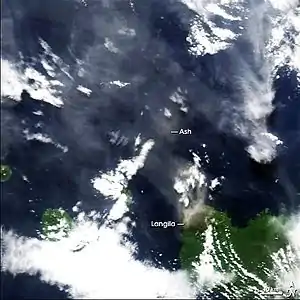 Image satellite d'un panache volcanique s'élevant au-dessus de la mer de Bismarck depuis le Langila le 13 juin 2005.