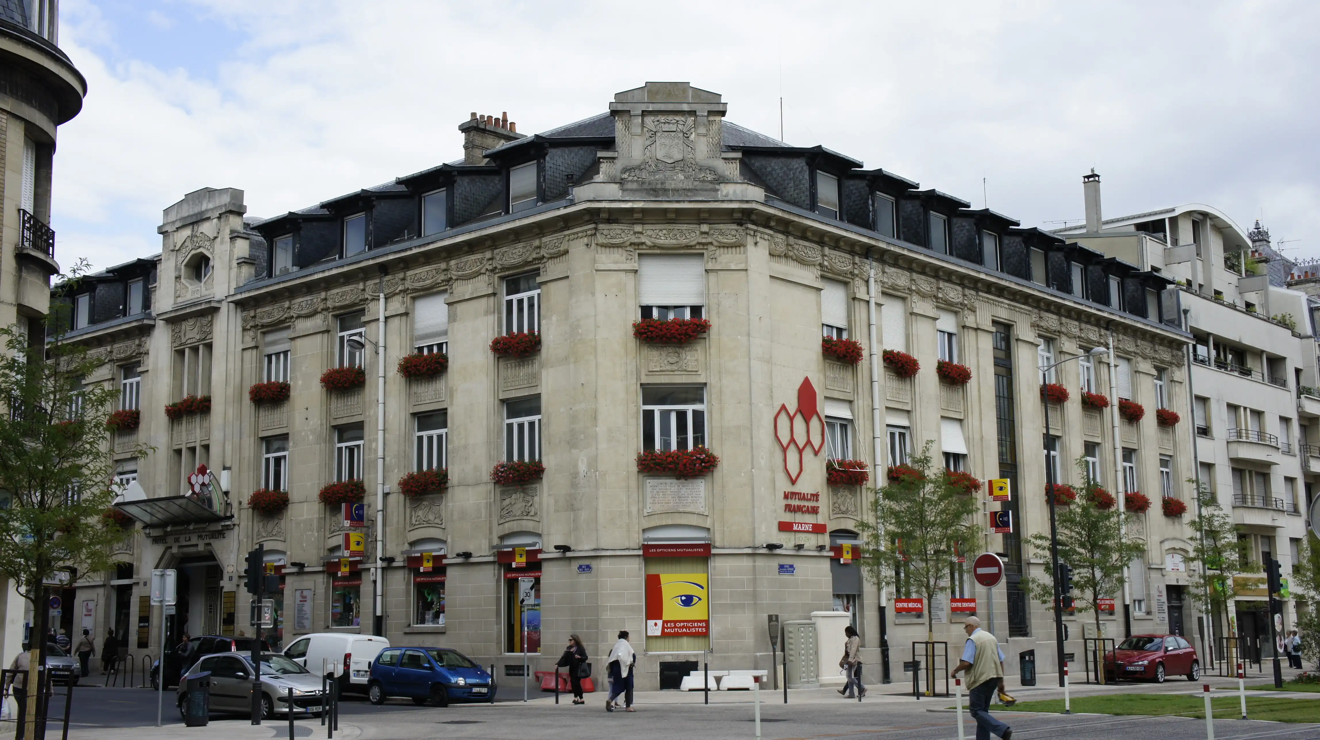 Passe devant l'Hôtel de la Mutualité de Reims.