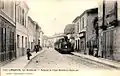 Un train traversant le bourg de Langoiran.