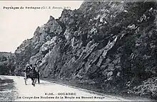 Les falaises du Rocher Rouge en Laniscat (juste à l'est de Gouarec) et la route nationale 164bis vers 1925 (carte postale Émile Hamonic).