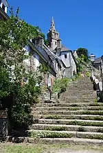 La montée vers l'église.