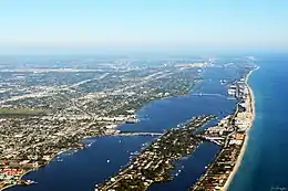 Photo aérienne d'une ville bordée par la mer