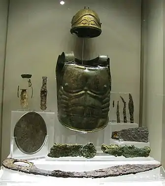 Armure hoplitique, en bronze laminé, Ve siècle av. J.-C. Mise au jour au sein de la sépulture dite tombe du guerrier dans l'aire archéologique du Lanuvium.