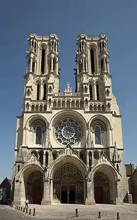 La façade ouest de la cathédrale.