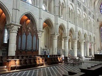Stalles et orgue du chœur.