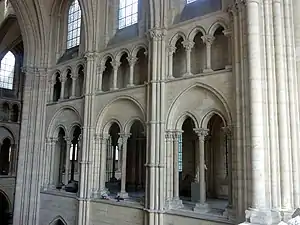 Tribunes et triforium dans le transept.