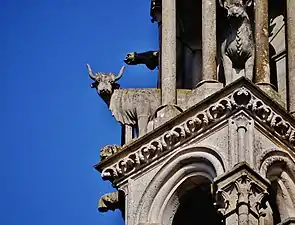 L'un des seize bœufs ornant les deux tours.