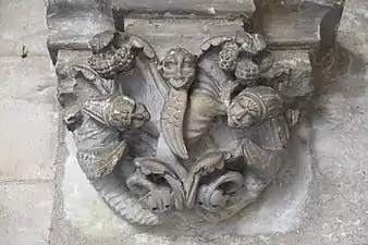 Corbel sur le mur du cloître.