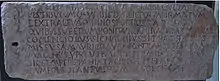 Photographie d'une pierre sur laquelle est gravée une inscription latine