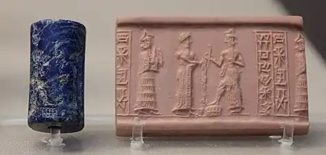 Sceau-cylindre avec impression, représentant un roi versant une libation devant Shamash, qui tient l'anneau et le bâton symbolisant l'équité. Ur, v. 1900 av. J.-C. British Museum.