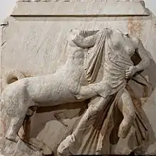 Sculpture en marbre : une femme et un centaure