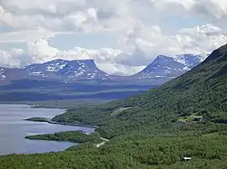 Le lac avec Lapporten en arrière-plan.