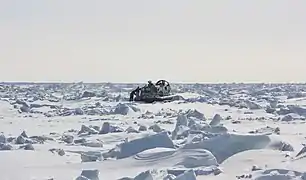 Circulation d'un aéroglisseur Hovercraft Hivus-10 sur la banquise.