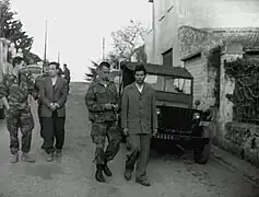 Larbi Ben M'hidi et Brahim Chergui lors de leur arrestation en 1957.