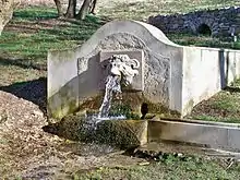 Source captée près de Lardiers faisant office de fontaine et de lavoir