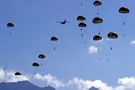 Légionnaires sautant d'un C-160 au cours d'un exercice au-dessus du Camp Raffalli en Corse.