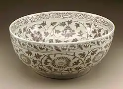 Porcelaine chinoise de la dynastie Ming (vers 1368-1450).