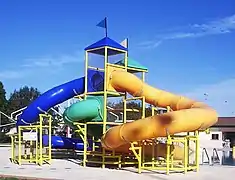 Toboggan dans un parc aquatique en Floride, à triple tube couvert.