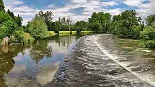 Le barrage sur l'Ognon de l'ancienne usine.