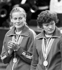 Larissa Savkina (à gauche) à côté de Ioulia Safina sur le podium olympique en 1980.