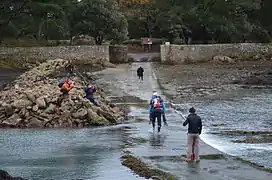 Gois à marée descendante entre l'île de Berder et le bourg de Larmor-Baden.