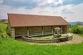 Le lavoir-abreuvoir.