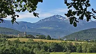 L'église du Saint-Sacrement, au loin le pic de Soularac et le château de Montségur