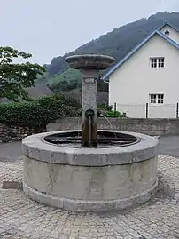 La fontaine.