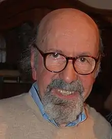 photo en couleur de Larry Lieber en 2012 chauve, barbu et à lunettes