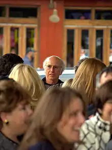 Description de l'image Larry David in a New York City crowd.jpg.